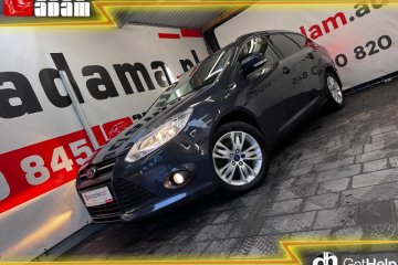 Rodzinne przestronne bezpieczne w niezawodnej benzynie bezwypadkowy